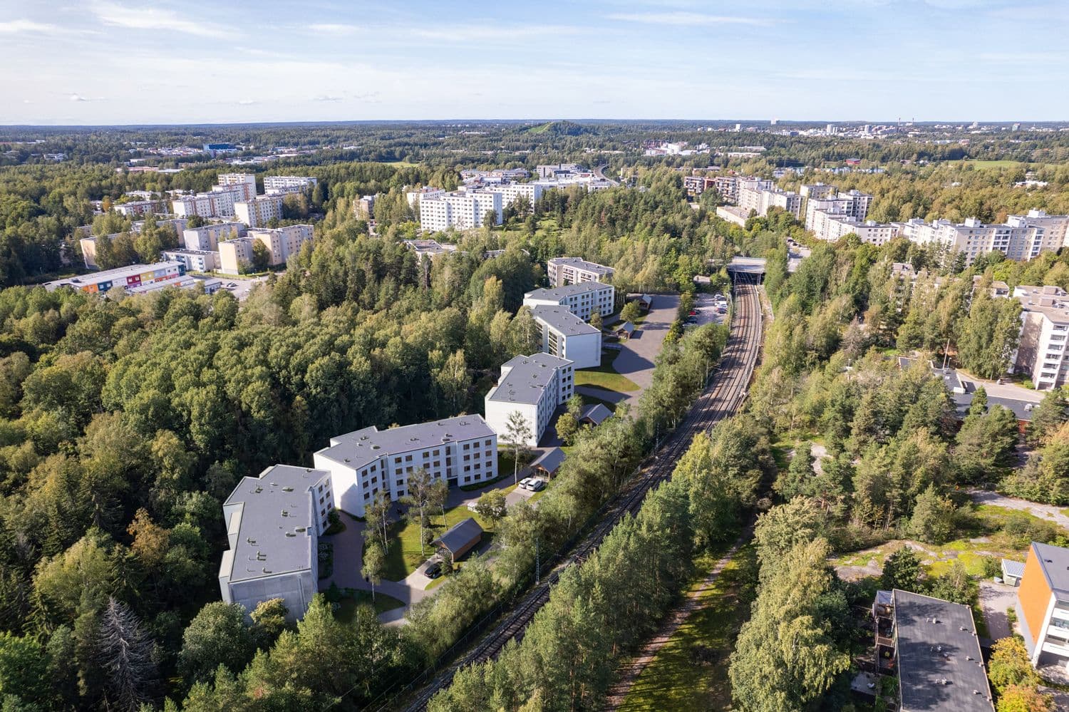 Viulutien viiden asuinrakennuksen kohde vehreässä Kannelmäessä.